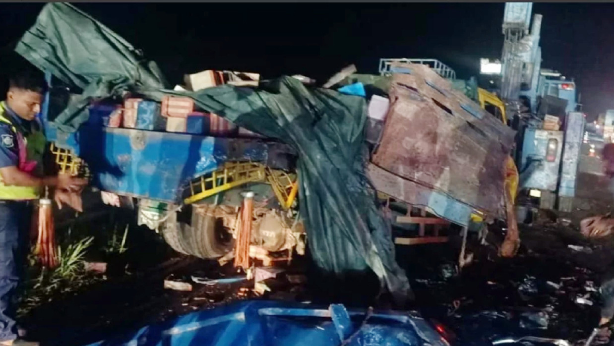 ঢাকা-মাওয়া এক্সপ্রেসওয়ে ভয়াবহ সড়ক দুর্ঘটনা