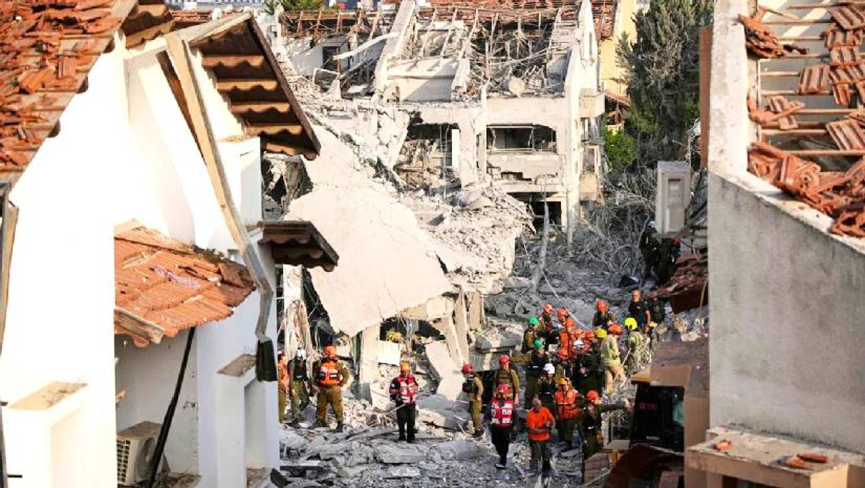 ইরানের হামলায় ইসরায়েলের বিধ্বস্ত ভবন