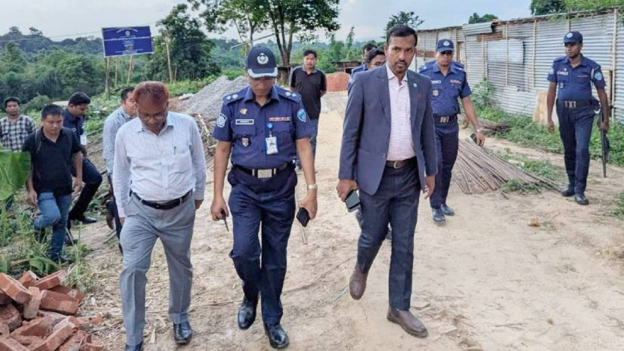 রাবিপ্রবি ক্যাম্পাস পুলিশ সদস্যদের সঙ্গে উপাচার্য অধ্যাপক ড. মো. আতিয়ার রহমান