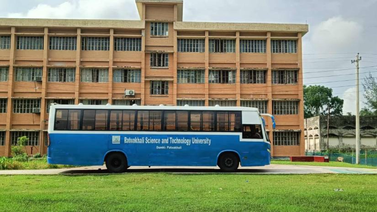 খোলা আকাশের নিচে রাখা হয়েছে পবিপ্রবির বাস