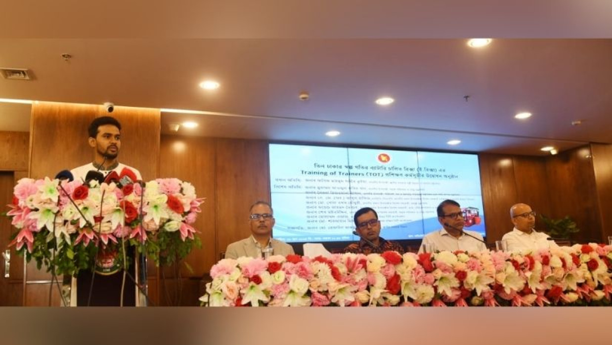 ঢাকা উত্তর সিটি কর্পোরেশনের নগর ভবনের অনুষ্ঠানে বক্তব্য দিচ্ছেন আসিফ মাহমুদ