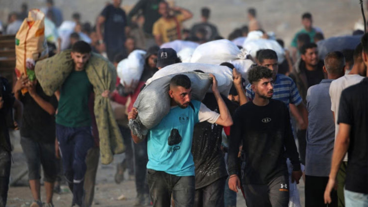 জিএইচএফ থেকে ত্রাণ নিয়ে ফিরছেন গাজার বাসিন্দারা