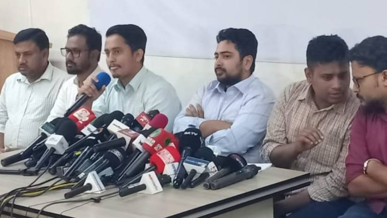 রূপায়ন টাওয়ারে দলটির অস্থায়ী কেন্দ্রীয় কার্যালয়ে সংবাদ সম্মেলনে এনসিপির কেন্দ্রীয় নেতারা