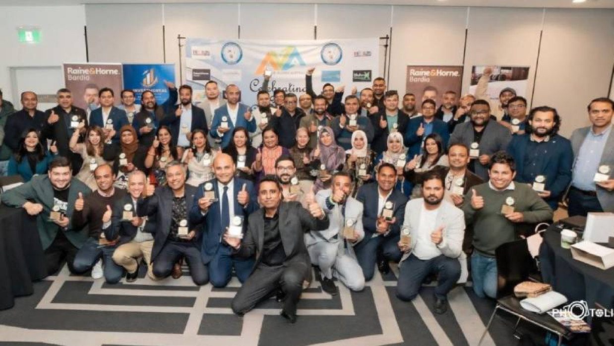 অ্যালামনাই রিইউনিয়নে প্রাক্তন শিক্ষার্থী, শিক্ষক ও পরিবারের সদস্য এবং অতিথিরা