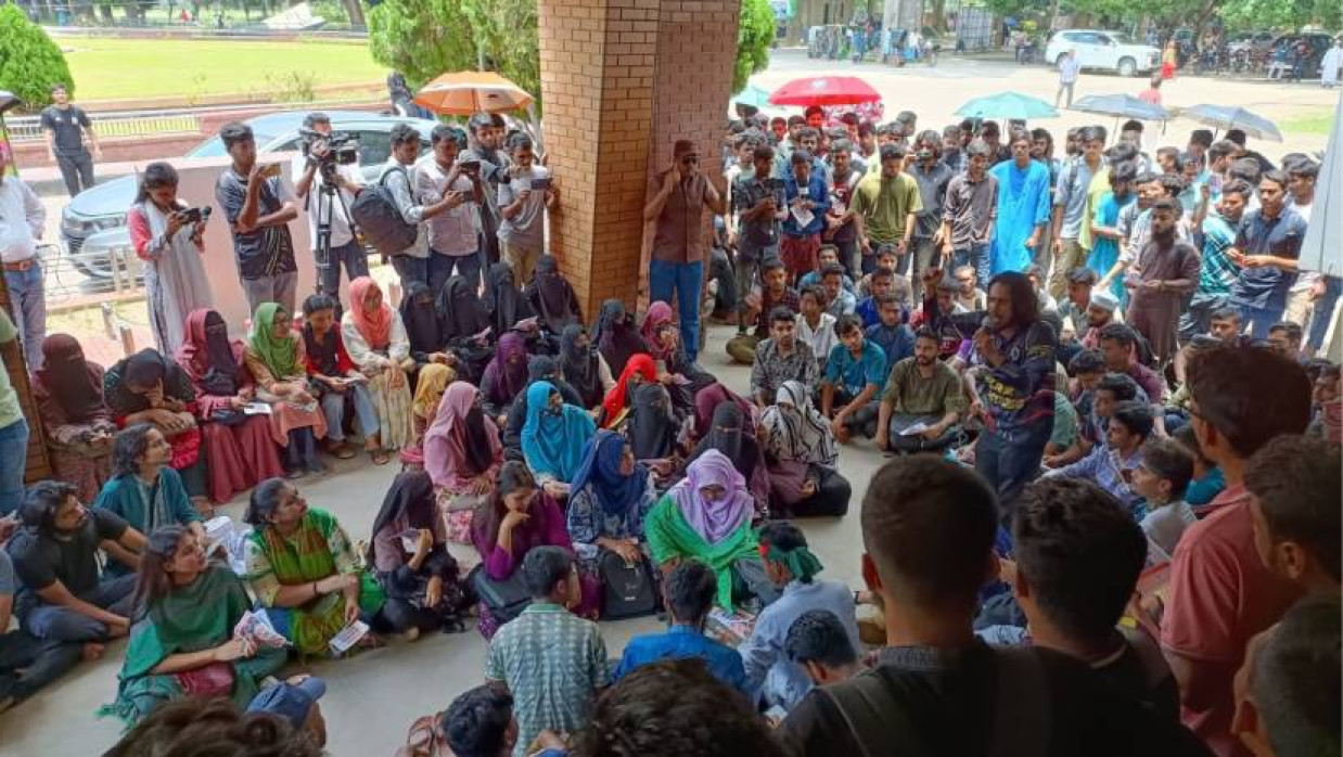 রাবি প্রশাসন ভবন ঘেরাও করে রেখেছেন শিক্ষার্থী