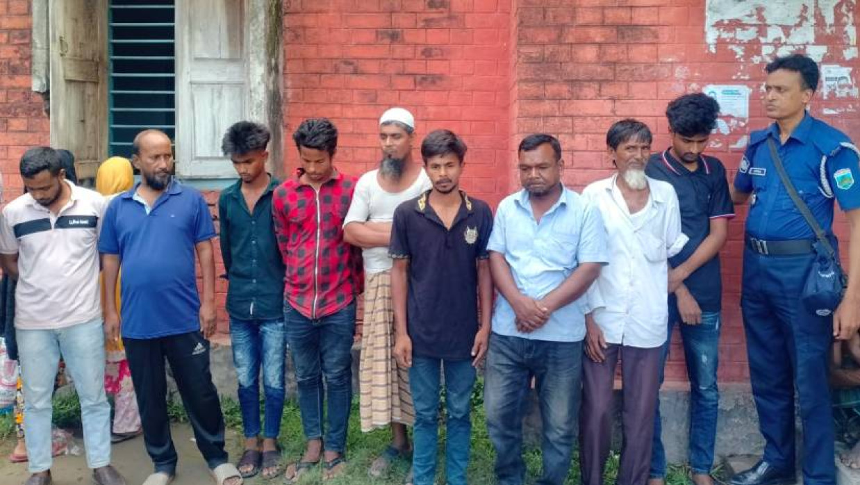 আটক ও কারাদণ্ডপ্রাপ্ত ৯ দালাল। রবিবার সকালে পাবনা মানসিক হাসপাতালে