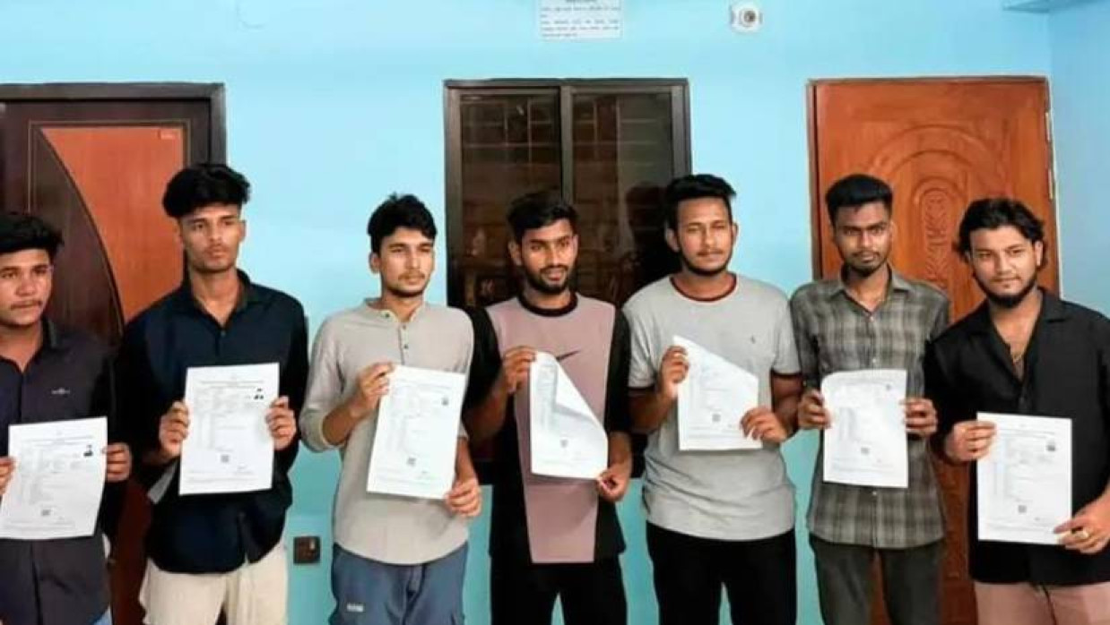 প্রবেশপত্র হাতে এইচএসসি পরীক্ষার্থীরা