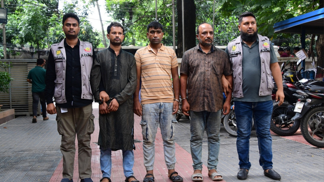 গোয়েন্দা পুলিশকে লক্ষ্য করে গুলি চালানোর ঘটনায় গ্রেফতারকৃতরা 