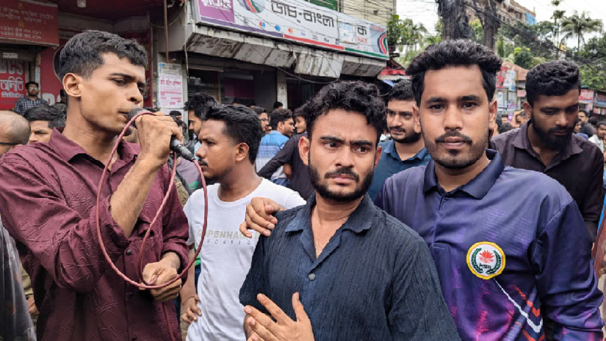 বরিশালের সরকারি ব্রজমোহন (বিএম) কলেজ শিক্ষার্থীদের আন্দোলনে উত্তাল
