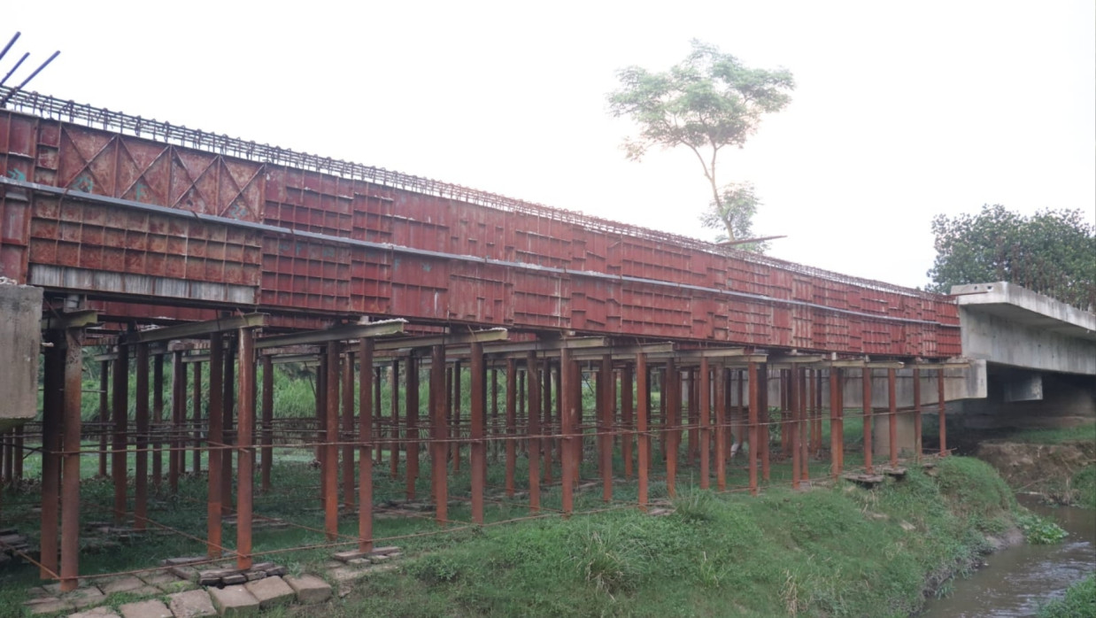 ফুলবাড়ীয়া ও ত্রিশাল উপজেলার সংযোগ সড়কে নির্মাণাধীন ব্রিজ