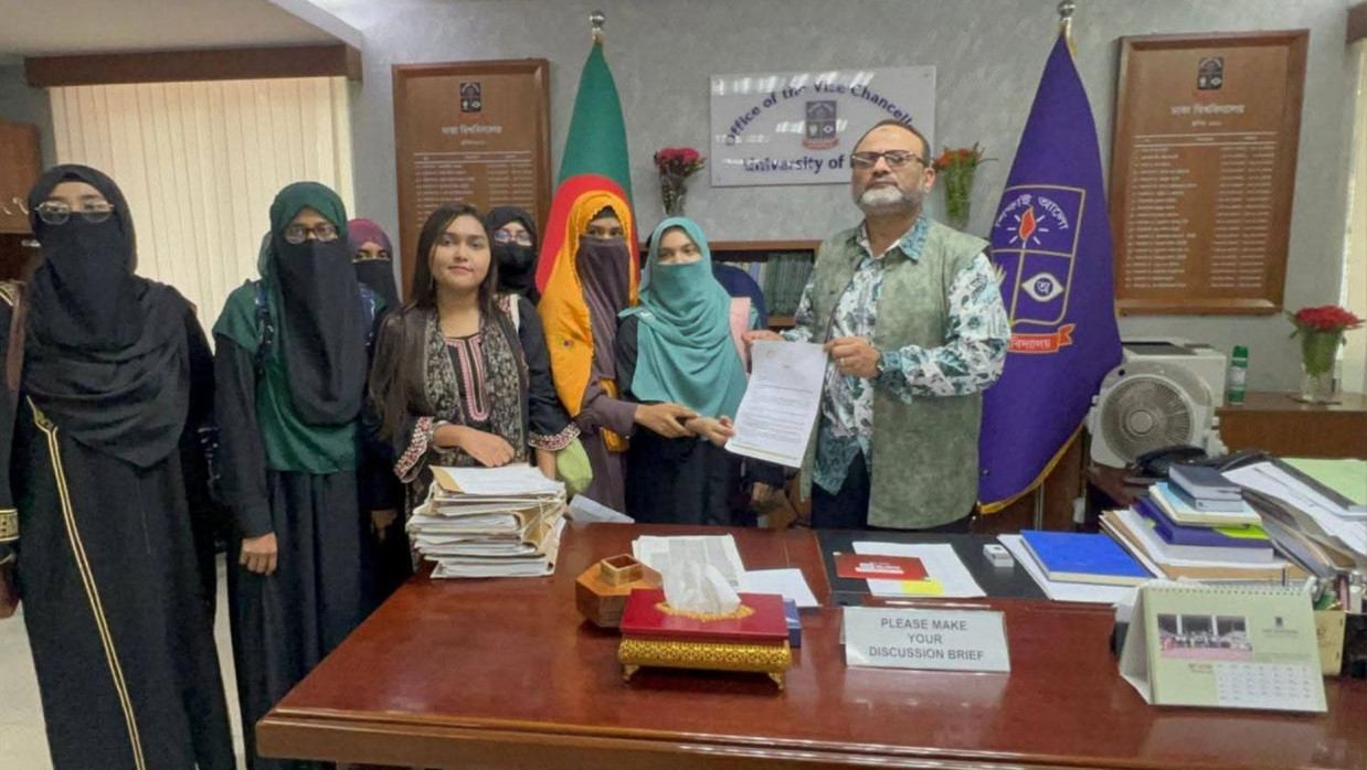 উপাচার্য বরাবর স্মারকলিপি প্রদানকালে