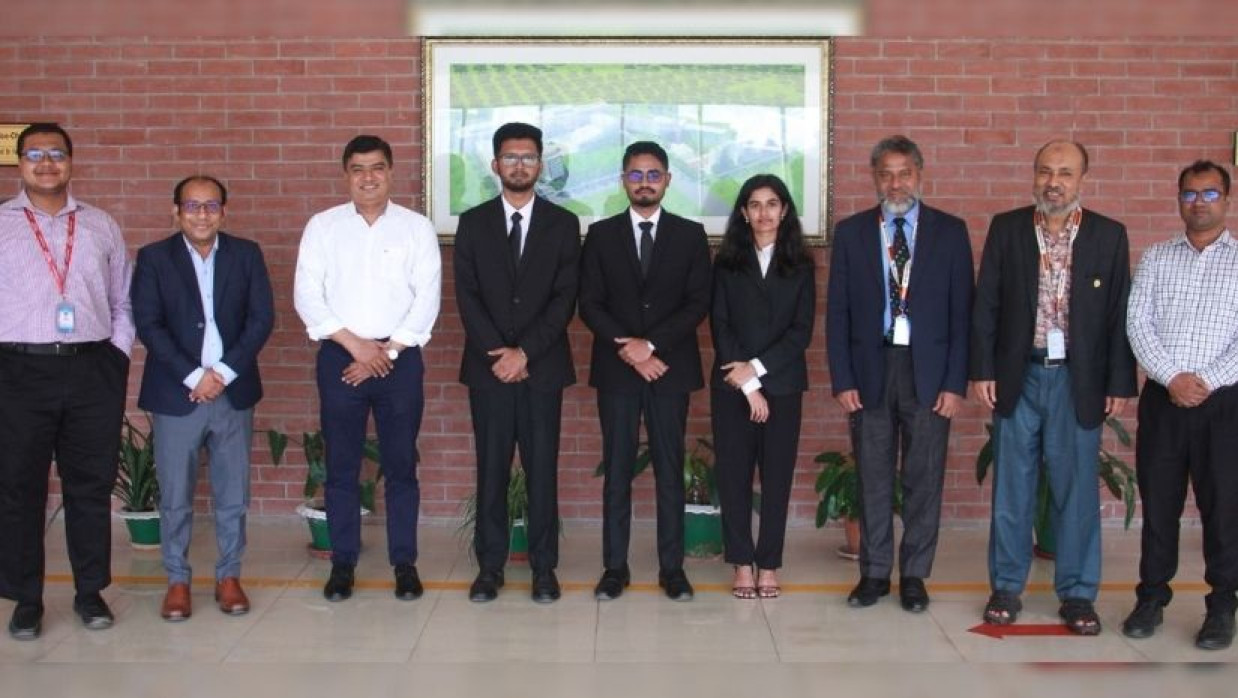 ইস্টার্ন ইউনিভার্সিটির প্রতিনিধি দল