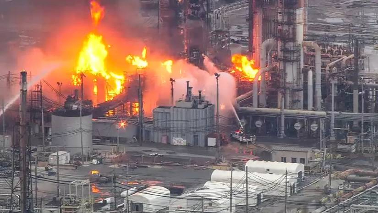 বিস্ফোরণে আগুন লাগা ভবন