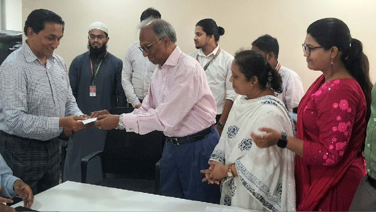   একুশে পদকের অর্থ জুলাই ফাউন্ডেশনে দিলেন মাহমুদুর রহমান