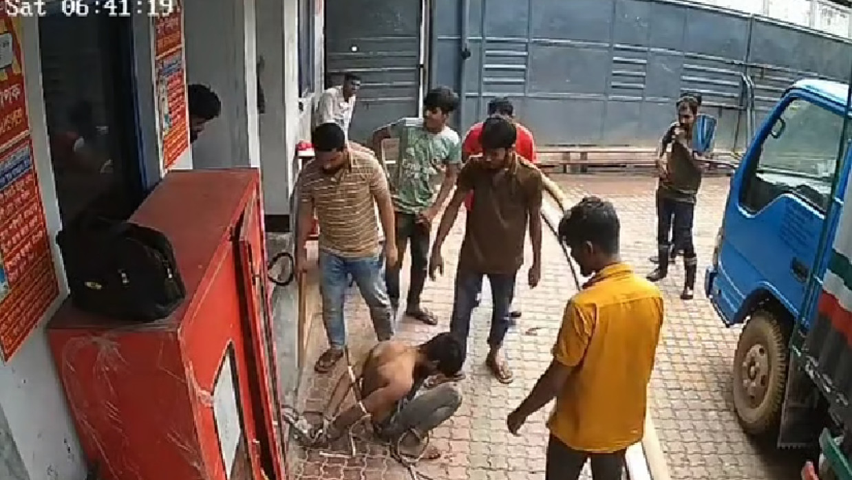 হৃদয়কে হাত-পা বেঁধে রাখা হয়েছে