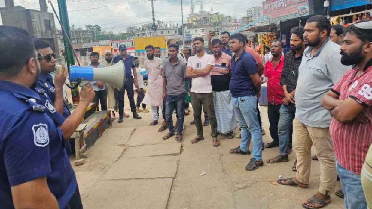 বাইপাইল বাসস্ট্যান্ডে মাইকিং করছেন ঢাকা জেলার অতিরিক্ত পুলিশ সুপার শাহিনুর কবীর
