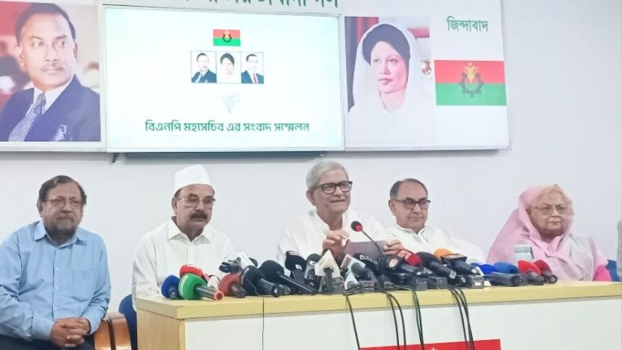 বিএনপির জরুরি সংবাদ সম্মেলনে উপস্থিত নেতারা