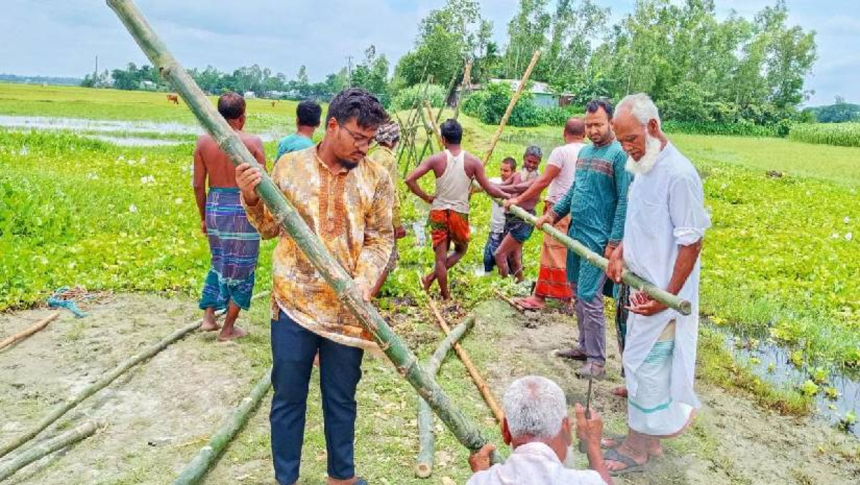 সাঁকো নির্মানে সহযোগীতা করছেন উপজেলা সভাপতি