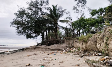 টানা বৃষ্টিতে পারকি সৈকতে তীব্র ভাঙন, হুমকির মুখে পার্ক ও স্থাপনা