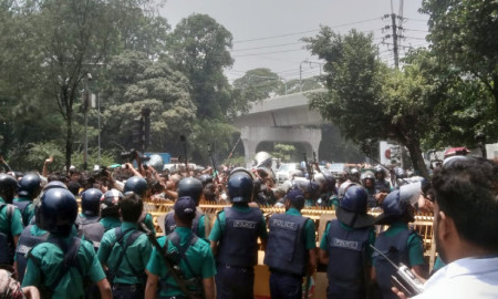 ঘেরাও করতে সচিবালয় অভিমুখী জুলাই ঐক্য