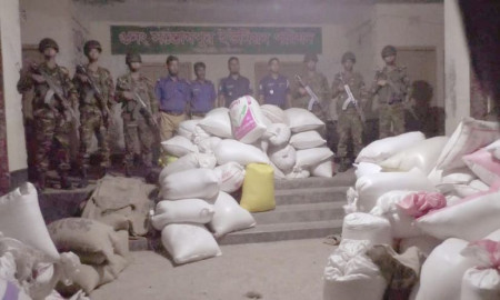 কুড়িগ্রামে বিপুল পরিমাণে ভিজিএফের চাল জব্দ করল সেনাবাহিনী