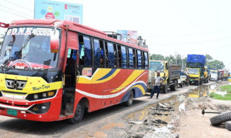 যশোরে মহাসড়কে উন্নয়নমুখী ভোগান্তি, ঈদযাত্রায় দুর্ভোগ