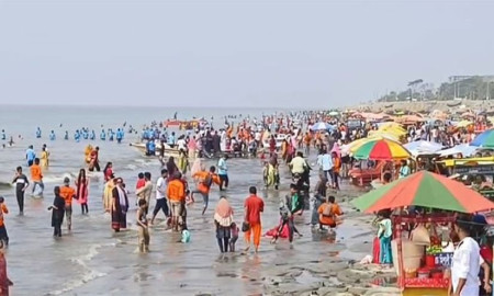 ঈদের ছুটিতে পর্যটকে মুখর সাগরকন্যা কুয়াকাটা