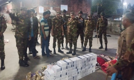 বেনাপোল ট্রেনে সেনা অভিযানে বিপুল ভারতীয় পণ্য জব্দ, আটক ৩
