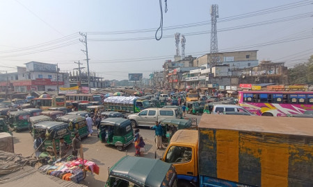 ইচ্ছেমতো ভাড়া আদায় অটোরিকশাচালকদের, প্রশাসনের নীরবতায় ক্ষুব্ধ যাত্রী