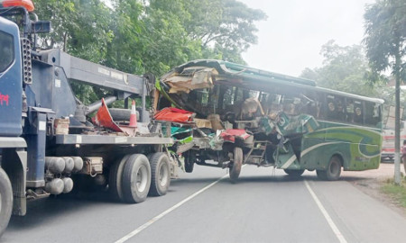 এক ট্রাককে ৩ বাসের ধাক্কা, পুলিশ কর্মকর্তাসহ নিহত ২