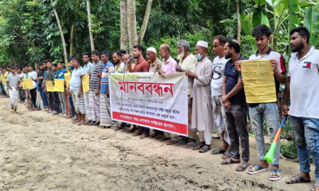 পাবনায় অবৈধভাবে বালু উত্তোলন বন্ধের প্রতিবাদে মানববন্ধন