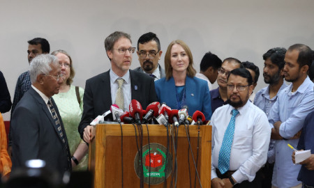 সাংবাদিকদের সঙ্গে কথা বলছেন সুযান রাইল