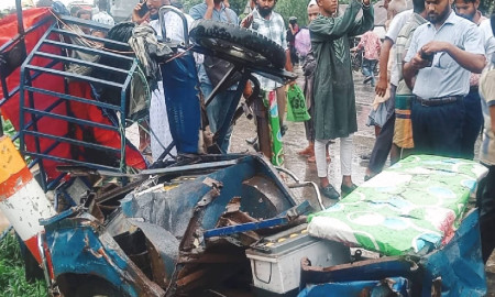 বাস, পিকআপ ও অটোরিকশার ত্রিমুখী সংঘর্ষে নিহত ২, আহত ১৫