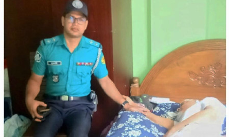 পুলিশ সাব-ইন্সপেক্টরের তাৎক্ষণিক উদ্যোগে জীবন রক্ষা পেলো চিকিৎসকের