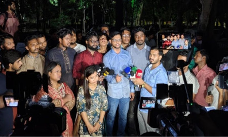 রাজু ভাস্কর্যে ককটেল বিস্ফোরণ, প্রতিবাদে ঢাবিতে মিছিল