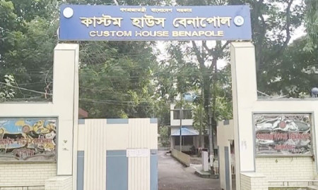 রাজস্ব কর্মকর্তাদের কলমবিরতিতে ‌‘অচল’ বেনাপোল কাস্টমস