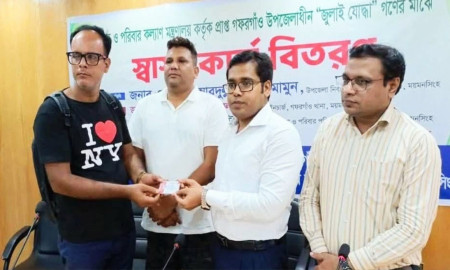 যুবলীগ নেতা পেলেন ‘জুলাই যোদ্ধা’ স্বাস্থ্য কার্ড