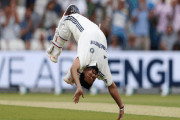 সেঞ্চুরির পর ডিগবাজি দিয়ে উদযাপন করেন পান্ট