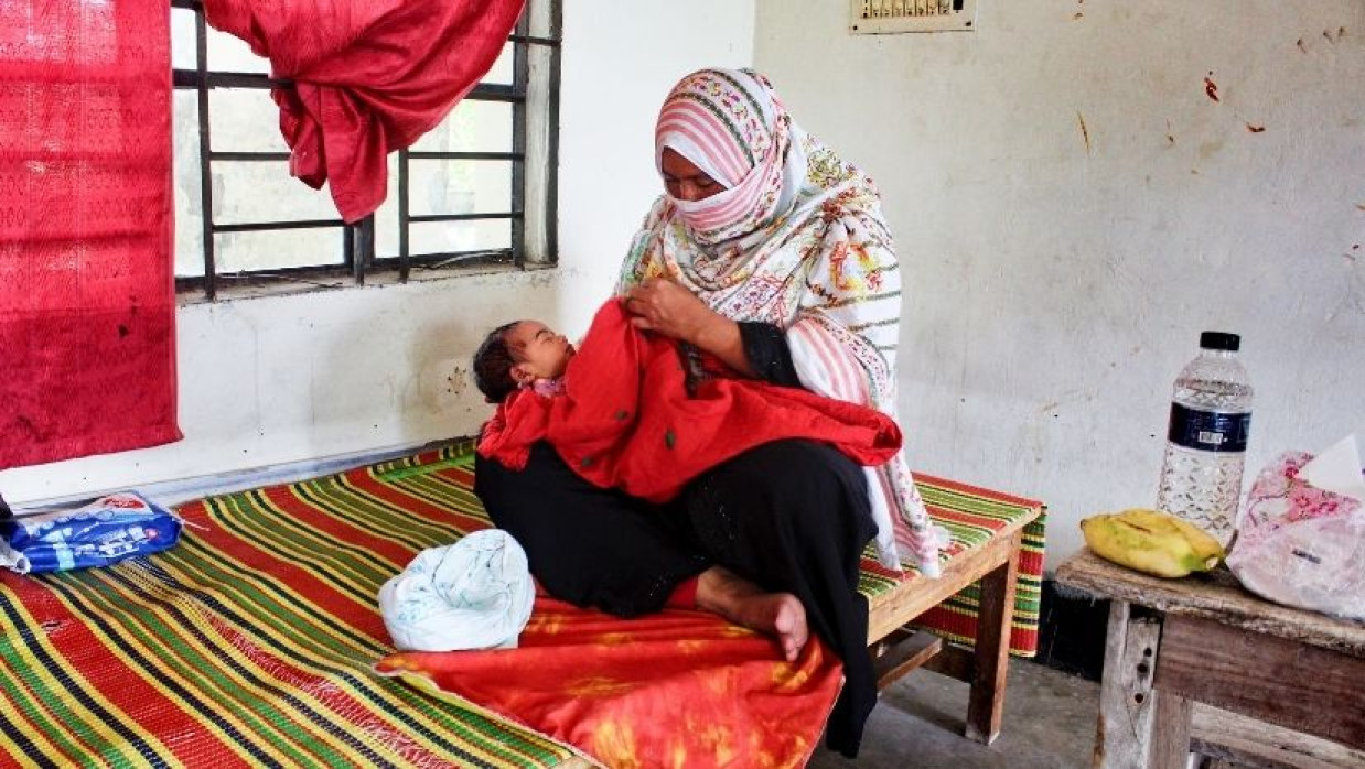 পরীক্ষা কেন্দ্রে ২ দিন বয়সী নাতনিকে নিয়ে বসে আছে খাজিদা বেগম