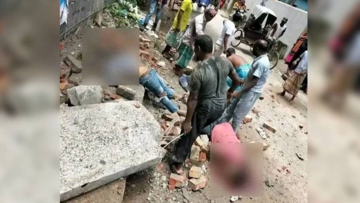 দুর্ঘটনার পর স্থানীয় লোকজন তিনজনকে উদ্ধার করেন