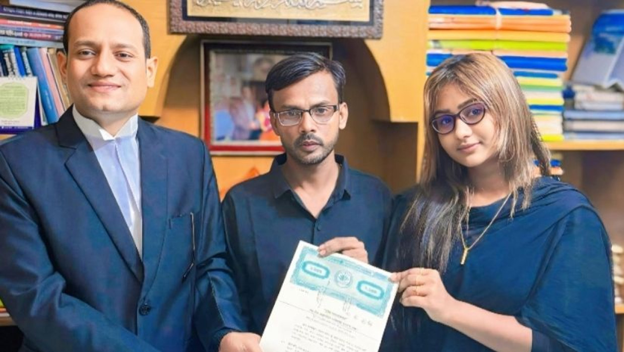 আইনজীবির সঙ্গে হিরো আলম ও রিয়ামনি