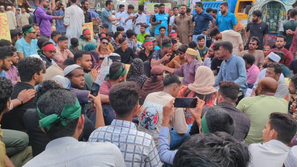 ফেনী শহরের ট্রাংক রোডে ছাত্র-জনতার অবস্থান