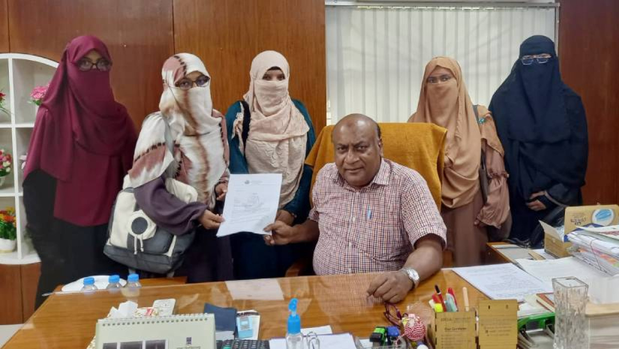 জীববিজ্ঞান অনুষদের ডিনকে স্মারকলিপি দিচ্ছেন ইসলামী ছাত্রীসংস্থা ঢাবি শাখার নেত্রীরা
