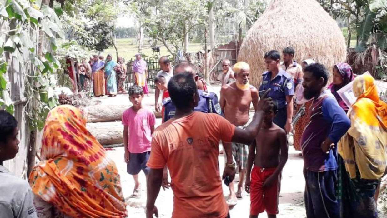 ঘটনাস্থলে স্থানীয় লোকজনের ভিড়