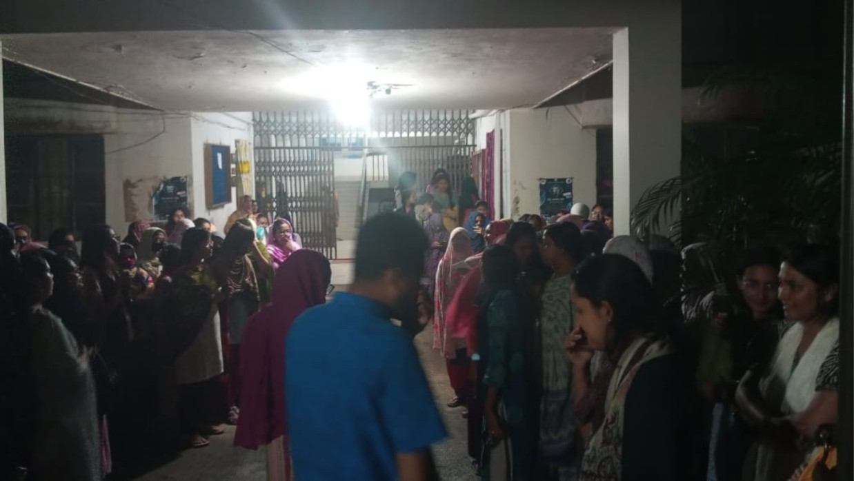 হযরত বিবি খাদিজা হলের সামনে বিক্ষোভকারী শিক্ষার্থীরা
