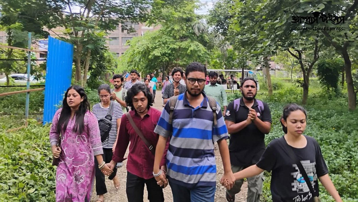 জাবিতে ভবন নির্মাণের জন্য গাছ উপড়ে ফেলার প্রতিবাদে মঙ্গলবার শিক্ষার্থীদের বিক্ষোভ