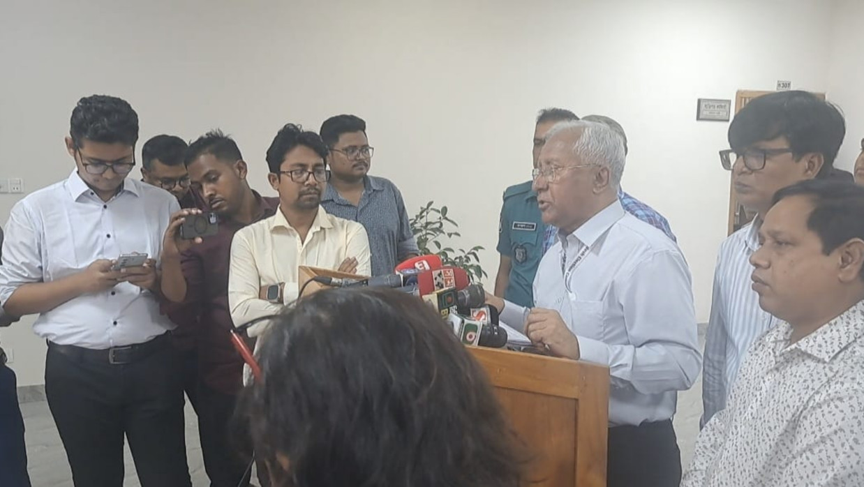  নির্বাচন কমিশনের সচিব আখতার আহমেদ সাংবাদিকদের সঙ্গে কথা বলেন