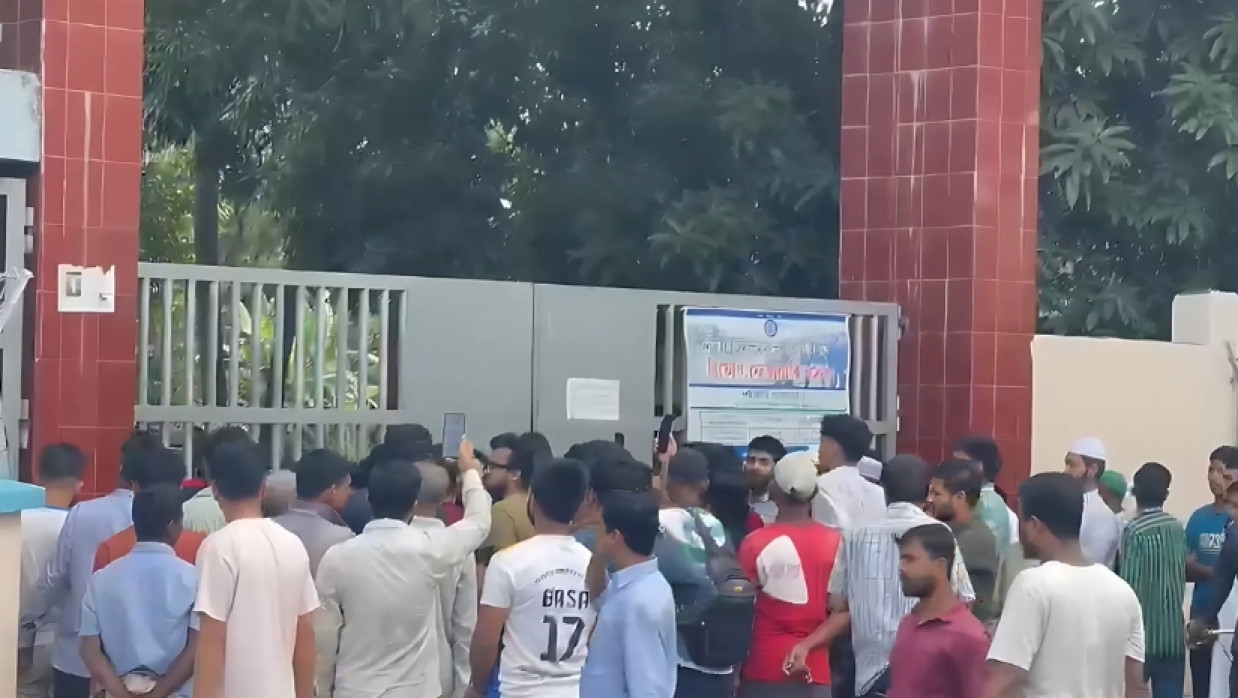 পটিয়া থানার সামনে শিক্ষার্থীদের অবস্থান