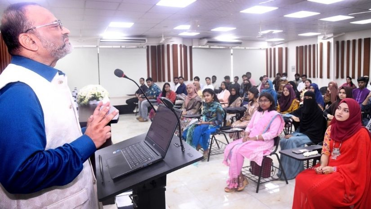 ঢাবির নবীন শিক্ষার্থীদের সঙ্গে দেখা করেন উপাচার্য অধ্যাপক ড. নিয়াজ আহমদ খান