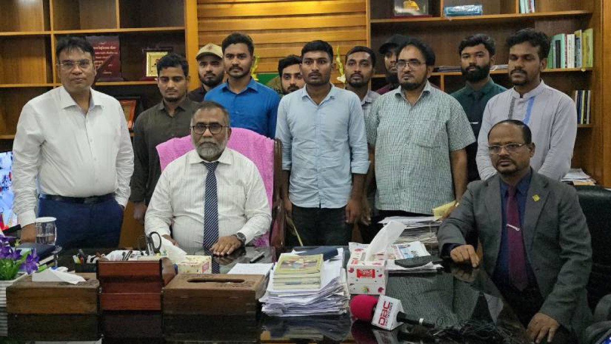 উপাচার্যের সঙ্গে অনুদান পাওয়া আহত শিক্ষার্থীরা